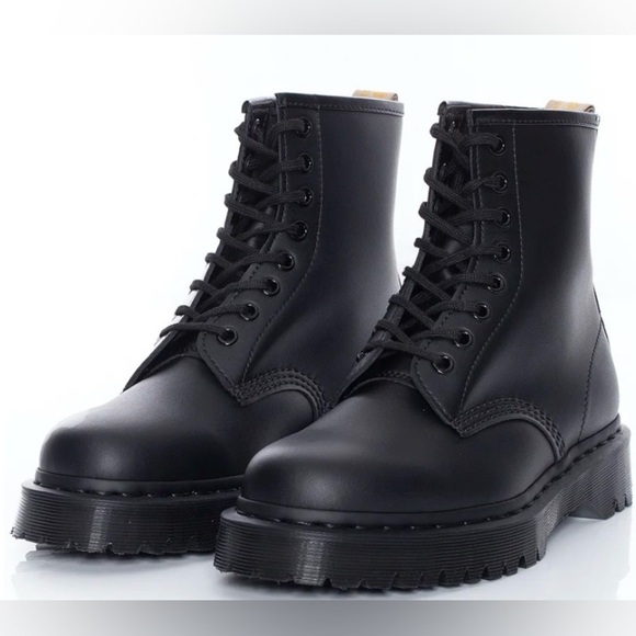 NEW Dr. Martens Black Leather Lace Up Boots Size 7 - Picture 3 of 8